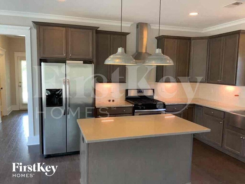 Building Photo - 3330 Sawyer Dr