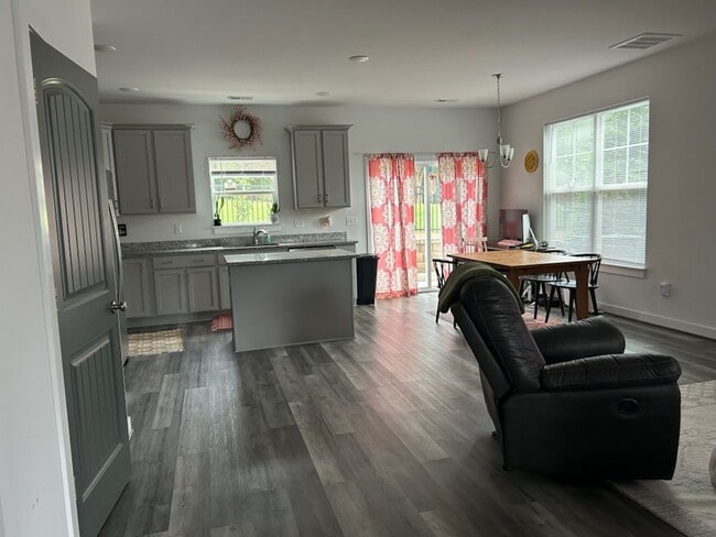Building Photo - Modern & Bright 3-Bed End-Unit Townhome in...