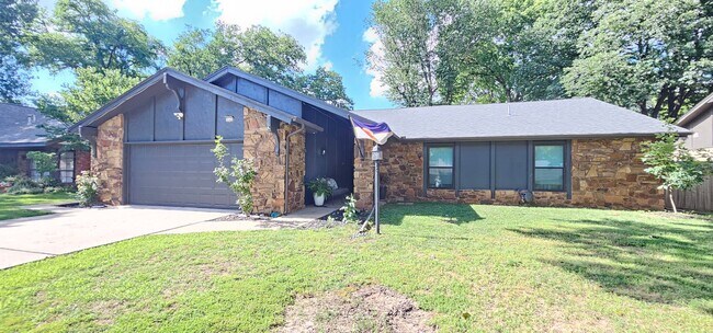 Building Photo - Contemporary Ranch in a beautiful, quiet s...