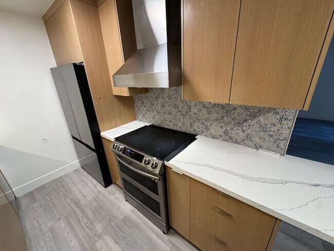 Building Photo - Modern Alamitos Beach 2 bedroom Condo plus...