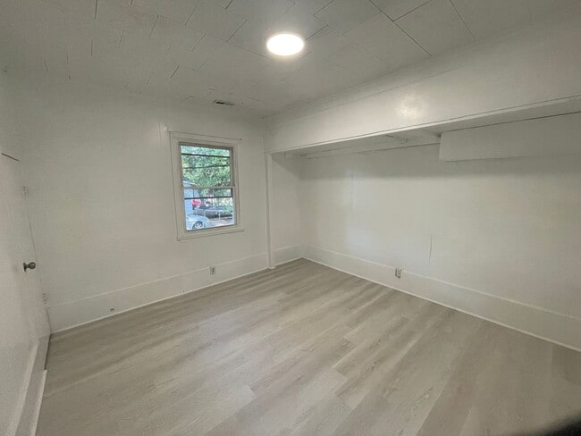 Building Photo - 3 bedroom 1 bathroom house available