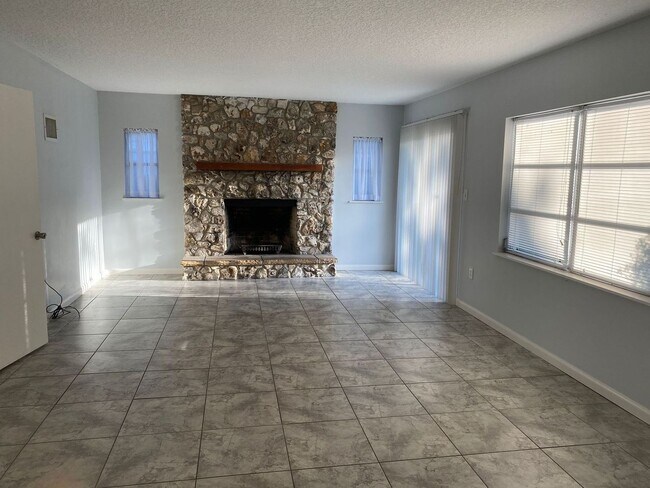 Building Photo - 3 Bedroom 2 Bath in Eustis for Rent!