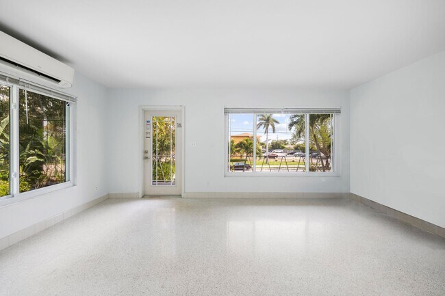 Building Photo - 5411 N Flagler Dr