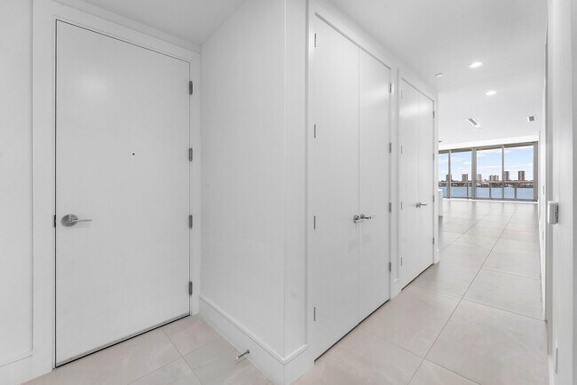 Building Photo - 220 Lake Shore Dr