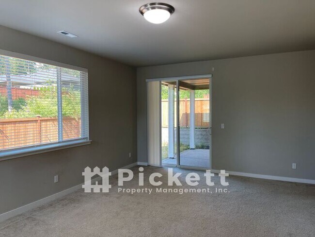 Building Photo - Large 4 Bedroom McCormick Woods Home