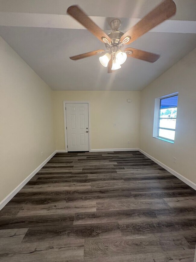 Building Photo - Totally Remodeled Deltona Beauty