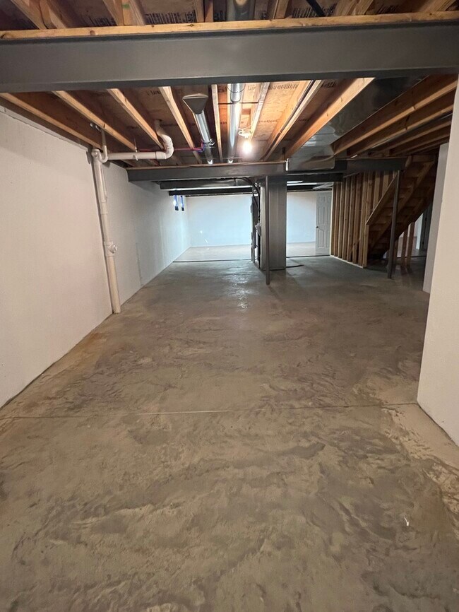Building Photo - 634 Leonard Ave