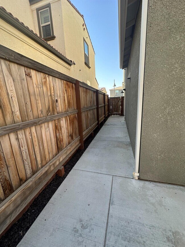 Building Photo - 4249 Hillside Rd