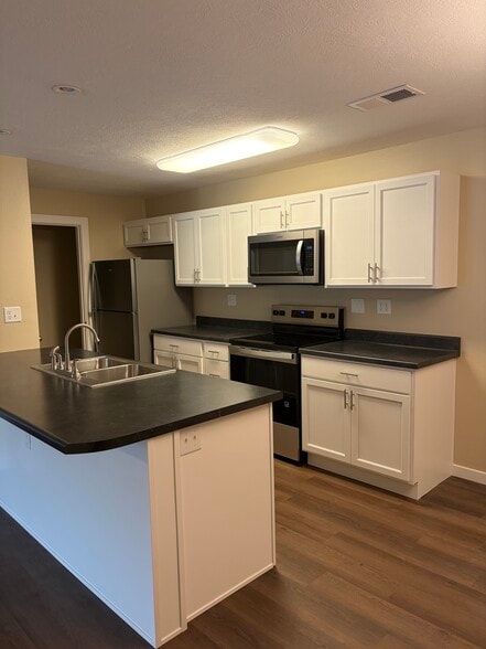 Kitchen - Heatherwood Apartments