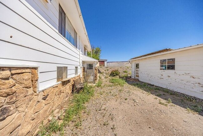 Building Photo - Budget-Friendly Rental with Plenty of Space