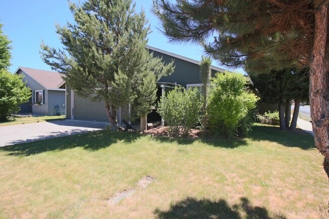 Building Photo - $500 OFF First Month Rent | 12 Month Lease | Huntington Meadows