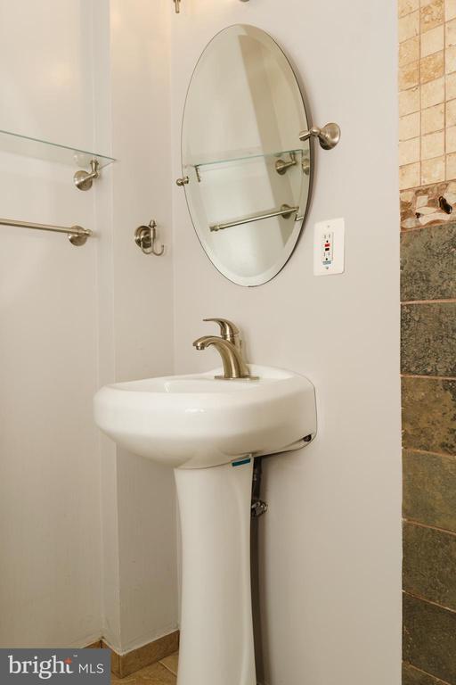 Building Photo - 636 Kenyon St NW