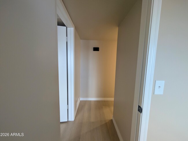 Building Photo - 533 W Guadalupe Rd