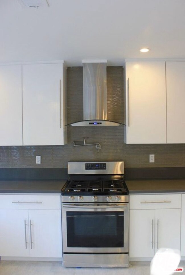 Building Photo - 5731 Lasaine Ave