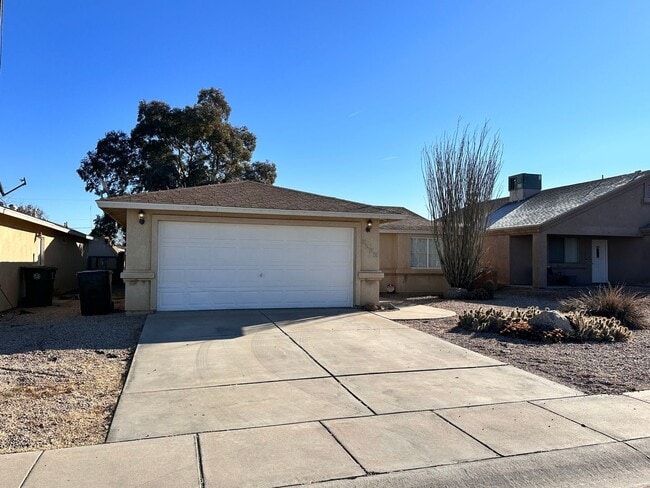 Building Photo - Great 3 Bedroom, 2 Bath Home Centrally located in Kingman!