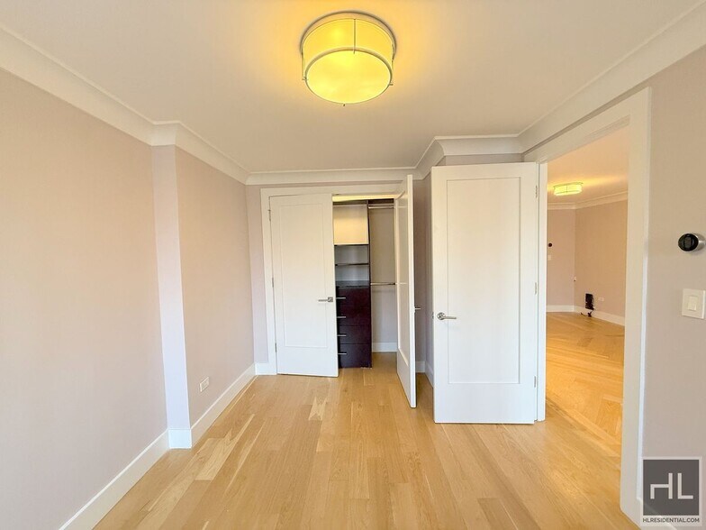 Building Photo - 2 bed 2 bath renovated with washer and dryer / Balcony / WEST 93 STREET