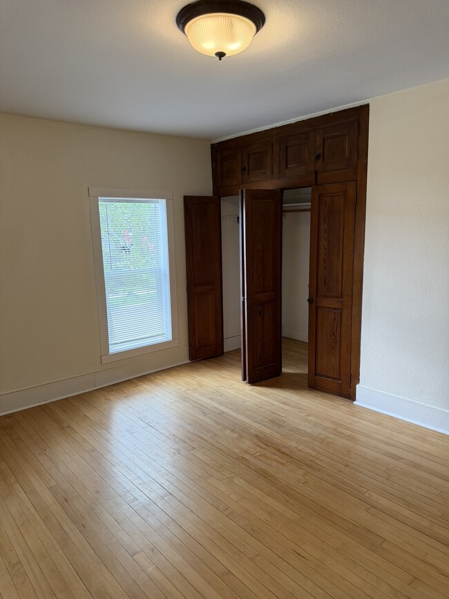 Building Photo - 615 S Dewey St