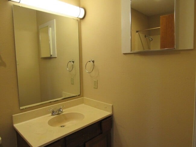 Building Photo - 2725 Santa Fe Unit B - 2/Bed 2.5/Bath - $1300/month