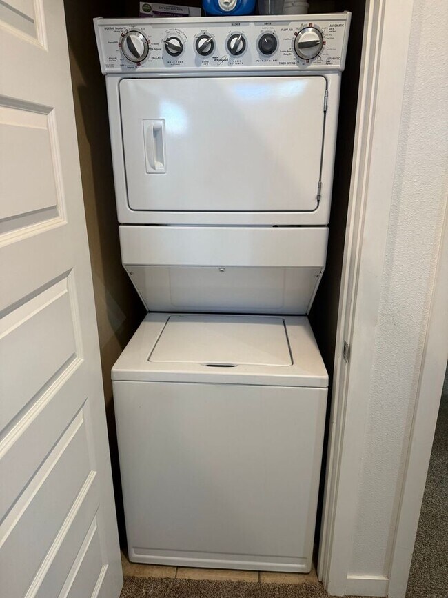 Building Photo - 2 Bed/1.5 Bath Triplex with Attached Garage - Emerson Ave