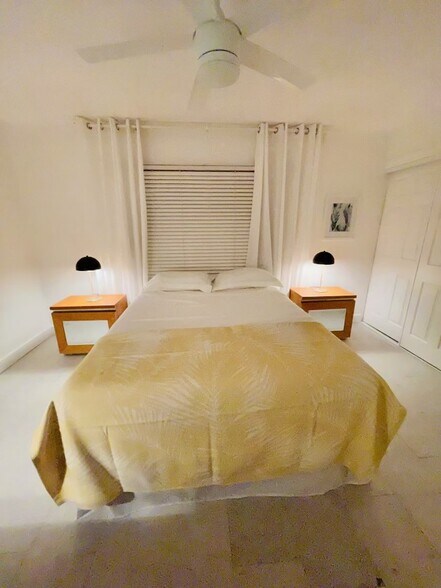 Master Bedroom Queen bed - 4158 Tamiami Trl