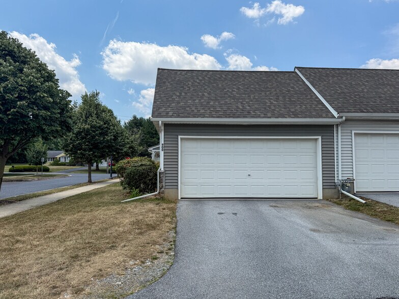 Building Photo - 900 Cadwell Ln