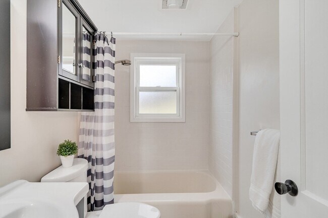 Building Photo - 24 Ledgelawn Ave