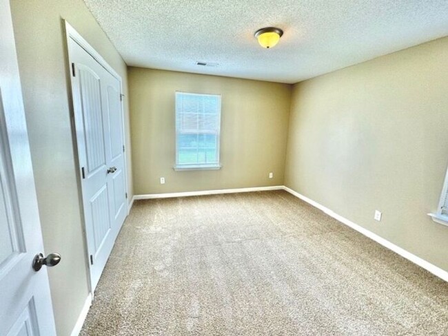 Building Photo - Move-In Special! Priced to move! 3-bedroom...