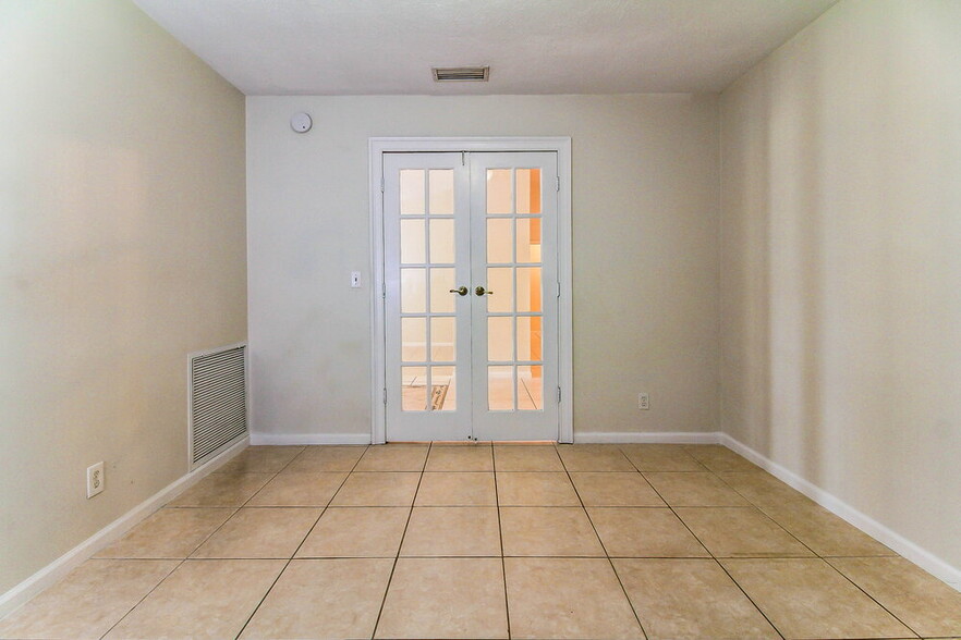 Building Photo - 13700 Exotica Ln