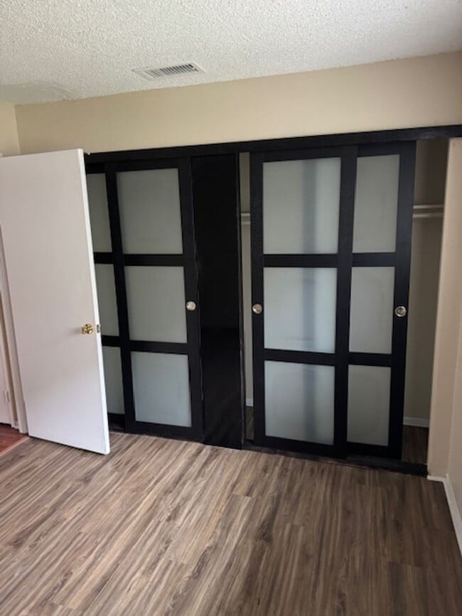 Building Photo - Quaint condo near Marina