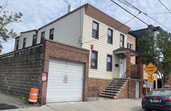 Building Photo - 416 10TH St