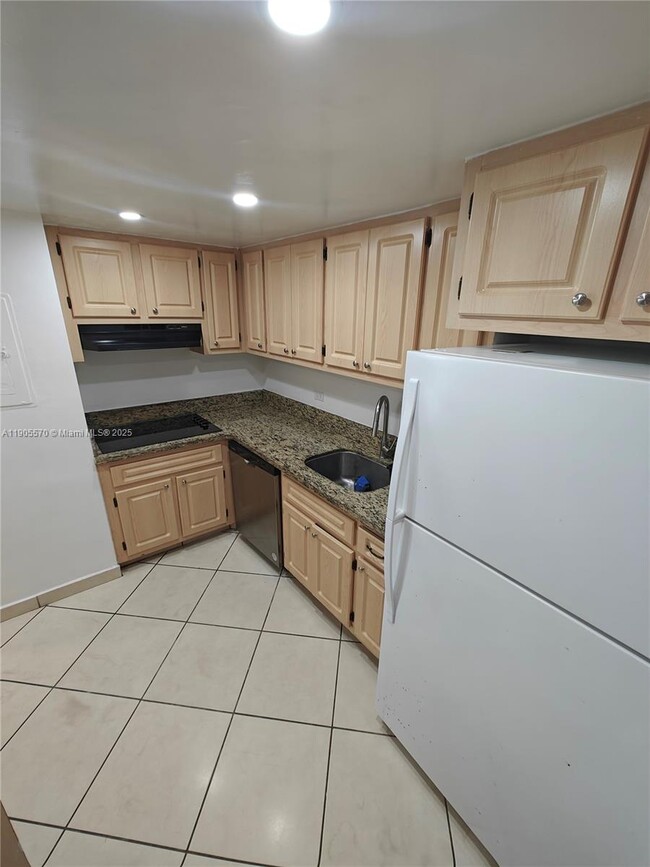 Building Photo - 905 Brickell Bay Dr