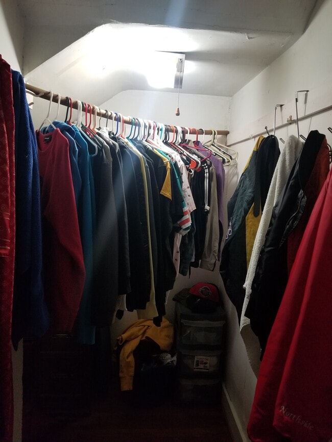ML - BR1 - Walkin Closet - 1507 E 22nd St