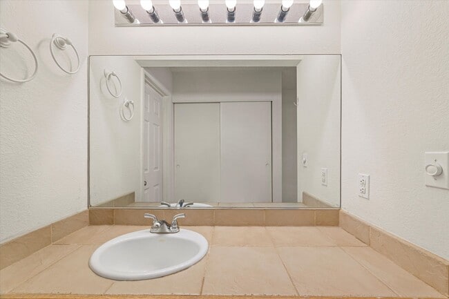 Building Photo - Centrally located Townhome/Fenced Yard