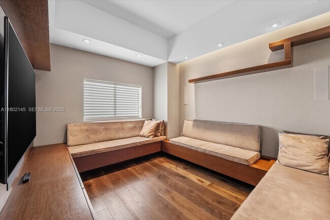 Building Photo - 460 NE 28th St