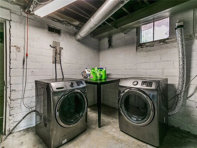 Building Photo - Charming 2-Bedroom Home minutes from everything!