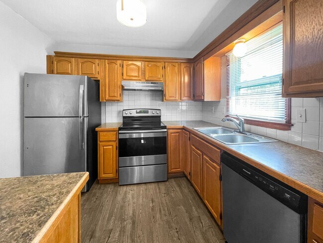 Building Photo - Coming Soon! 3 BR/2.5BA | Newly Renovated Single Family Home |  Fenced backyard | In Raytown!