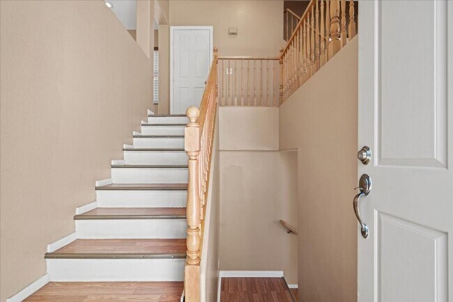 Building Photo - Spacious 3 bth Upstairs Plus Loft Bedroom, New Floors, New paint, No Carpet