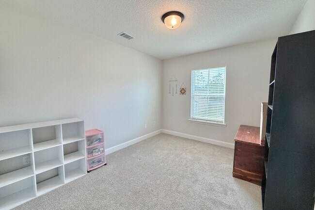 Building Photo - AVAILABLE EARLY MAY 2026! (Pet Friendly)