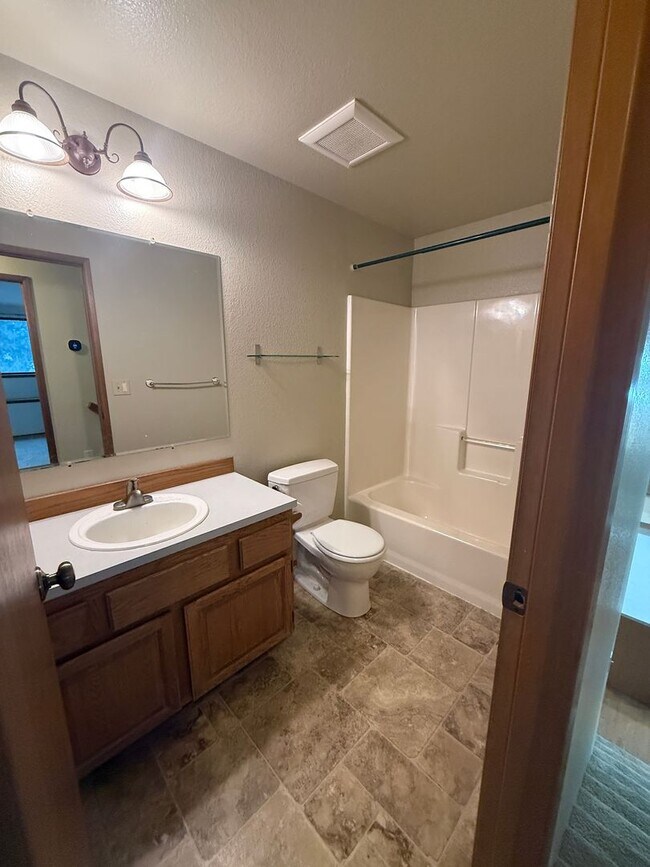 Building Photo - 3 BED 2.5 BATH WITH DAYLIGHT BASEMENT & BONUS ROOM - SPACIOUS CORNER LOT