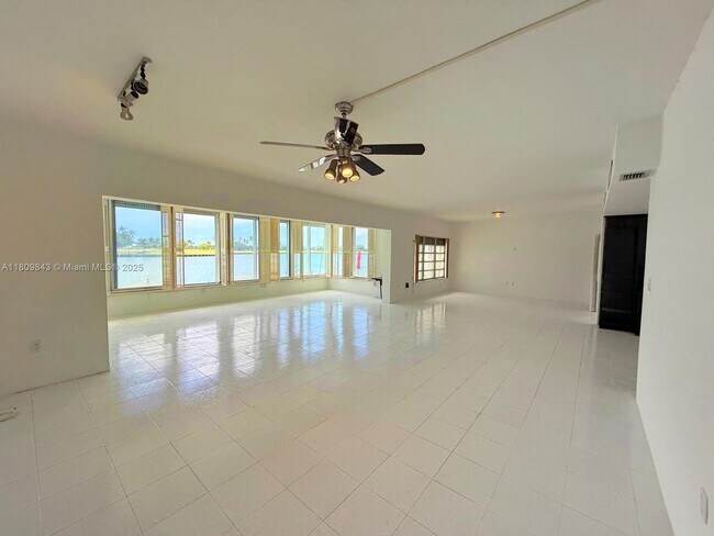Building Photo - 9200 W Bay Harbor Dr