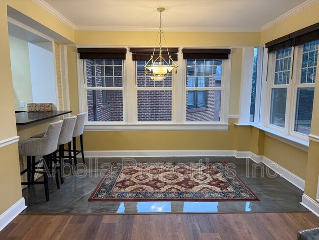 Building Photo - 701 W Locust St