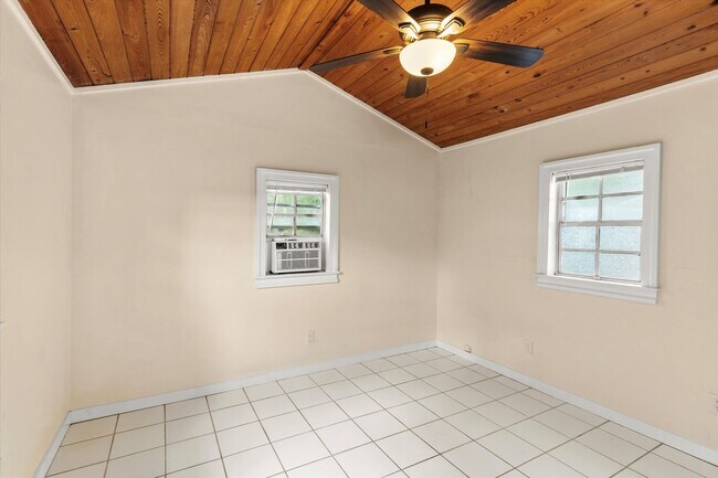 Building Photo - Unfurnished Studio!
