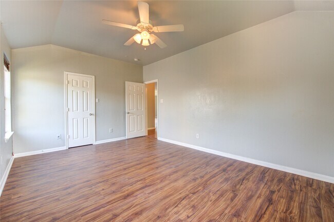 Building Photo - 5527 Gatesprings Ln