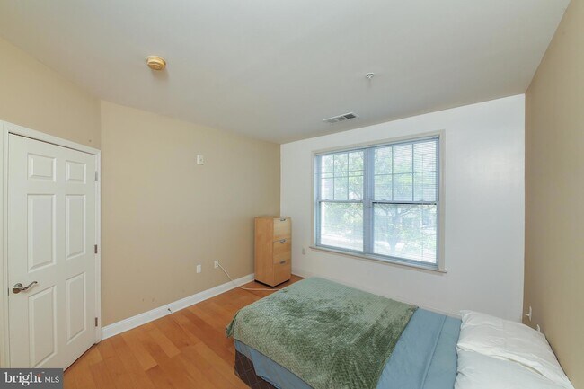 Building Photo - 300 W Elm St
