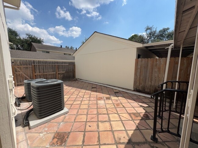 Building Photo - 2972 Gessner Rd