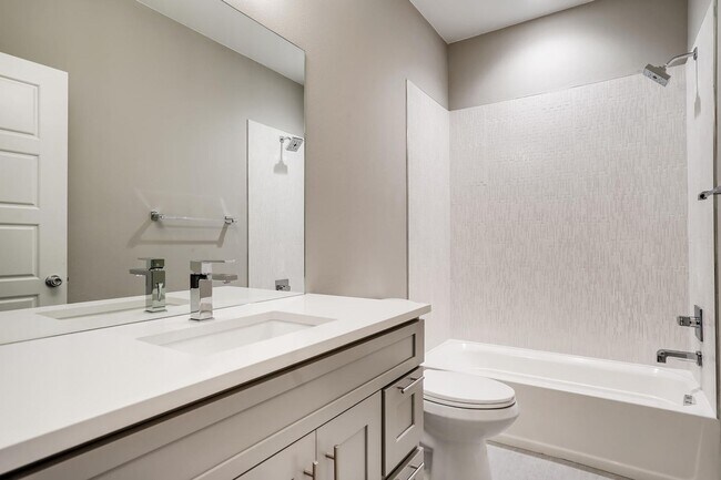 Building Photo - Beautiful Townhome for Rent