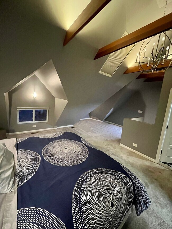 Building Photo - 3700 N Hermitage Ave