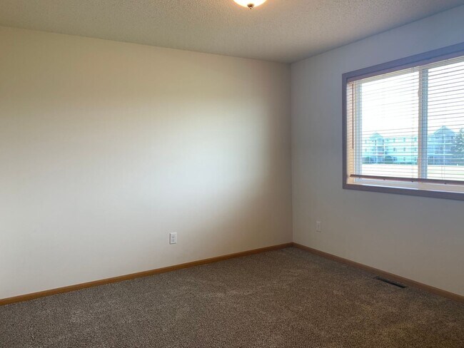 Building Photo - Spacious 4 Bedroom Townhome in Great Neigh...