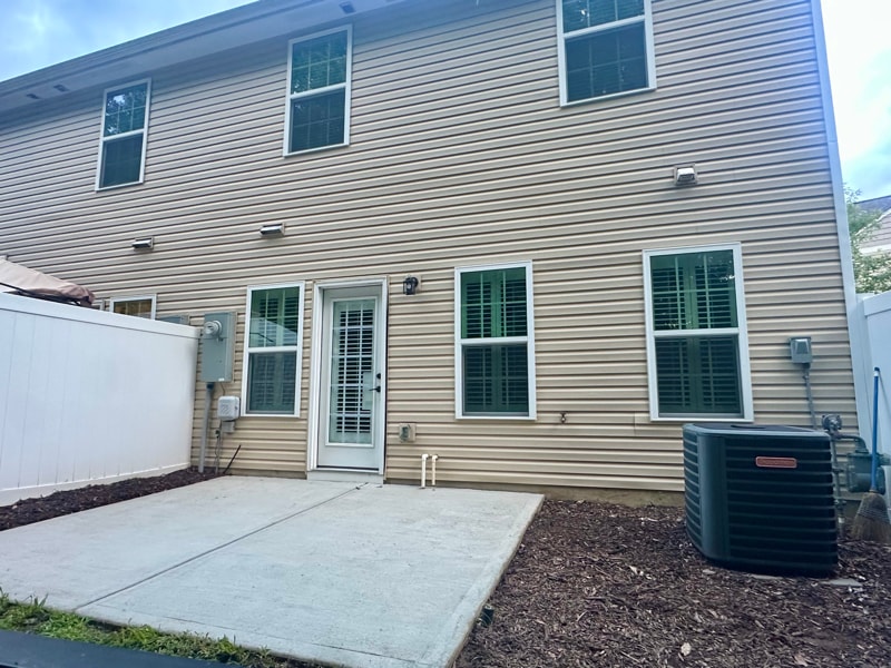 Building Photo - 2501 Silverthorn Dr