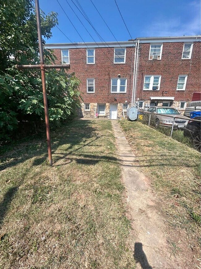 Entrance with Large Yard - 1305 N Linwood Ave